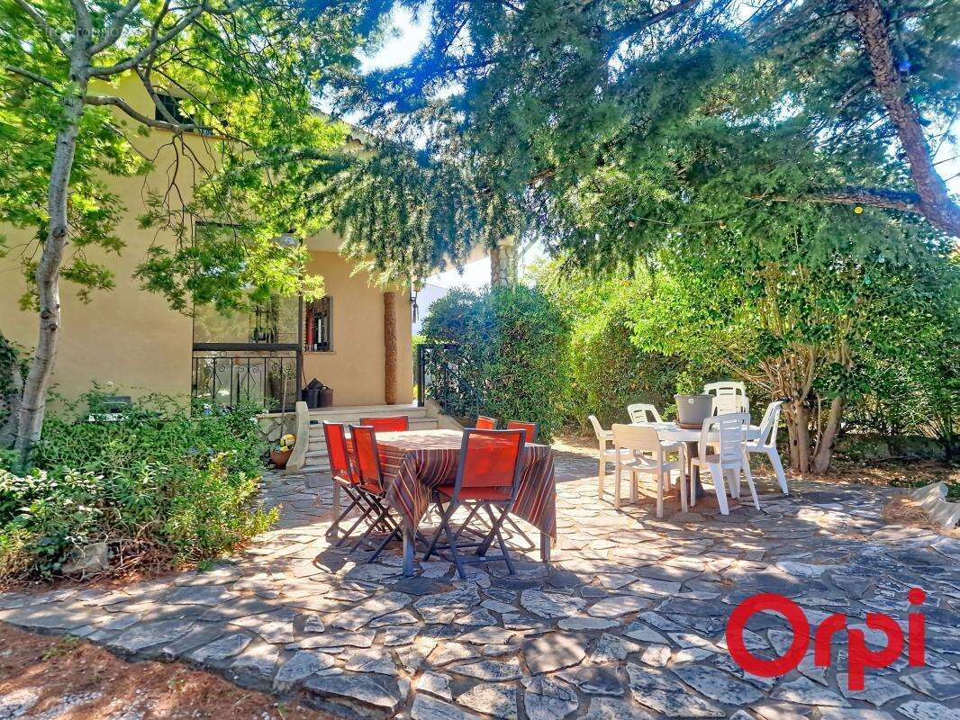 Maison de type 7 pieces de 130 m2 avec garage et piscine - photo 3