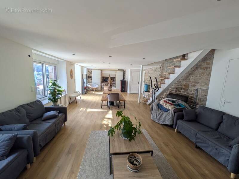 Séglien en campagne longère en pierre rénovée avec vie de plain pied de 243m², garage, atelier et dépendance parcelle de 7125m² - photo 2