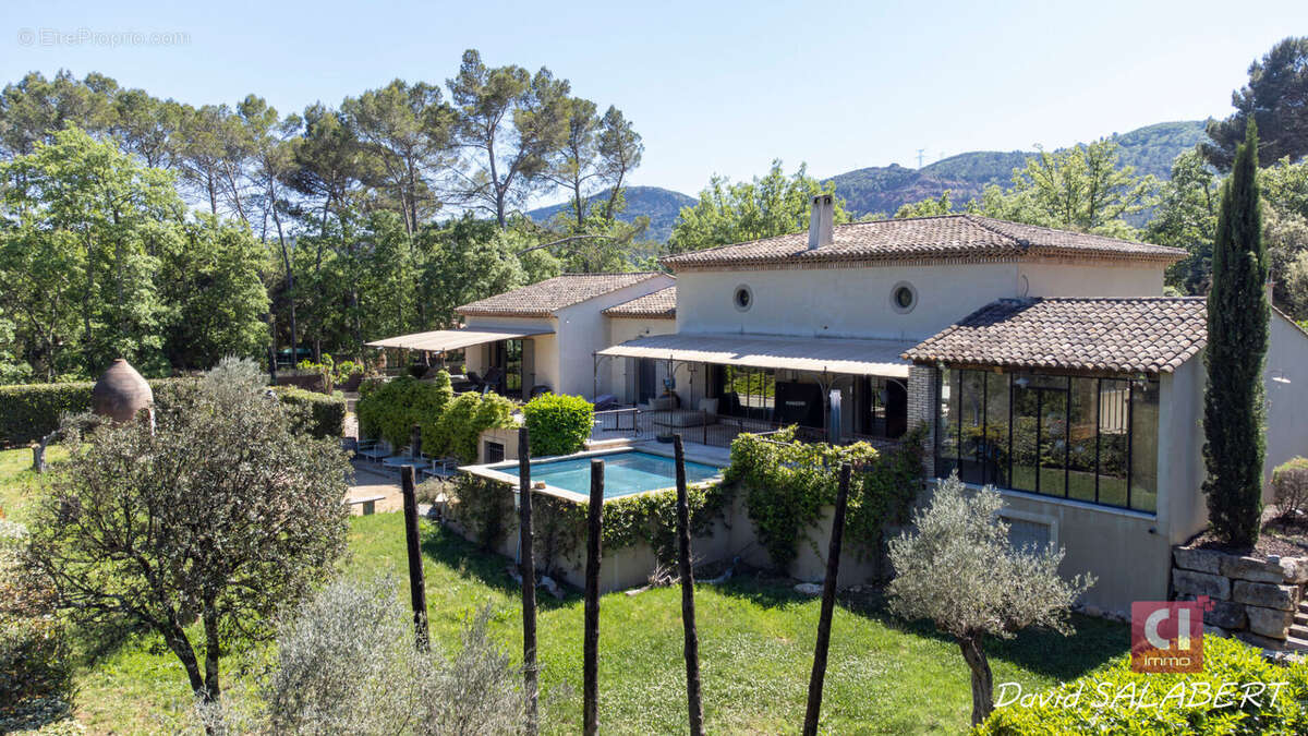 Le Thoronet - Propriété de 195 m² avec vaste réception, dépendance et sous-sol - photo 2
