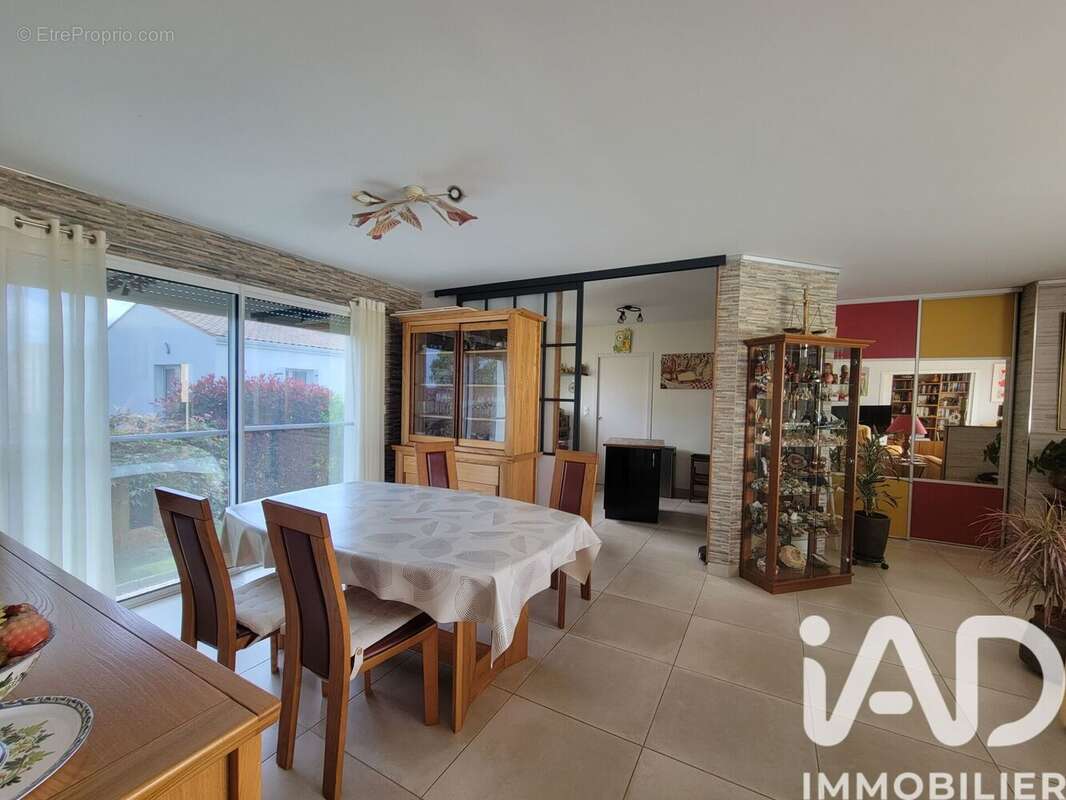 Maison 108 m² à Varzay  - photo 4