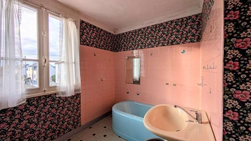 Maison à CHATEAUNEUF-DU-FAOU