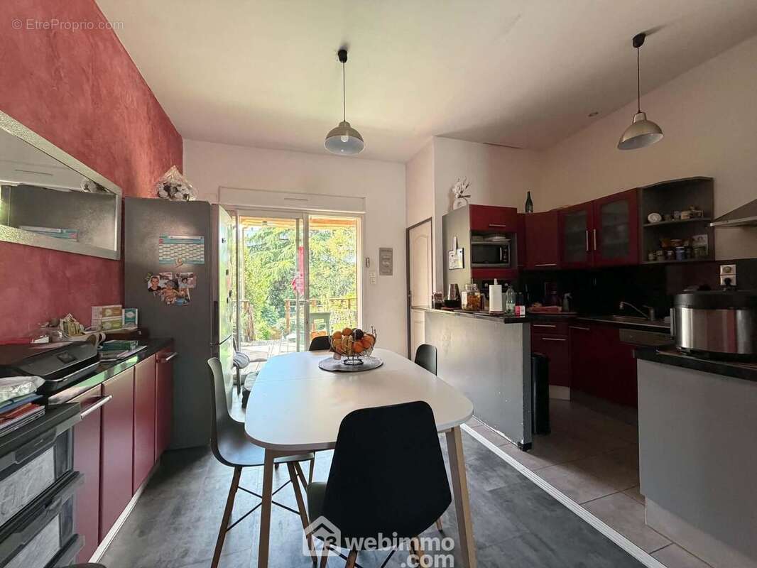 La baie vitrée donne accès à la terrasse en bois, - Maison à CHATELLERAULT