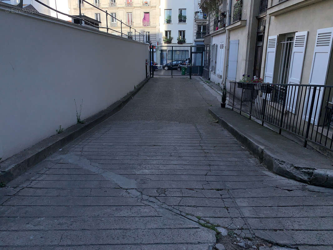 Parking à PARIS-18E