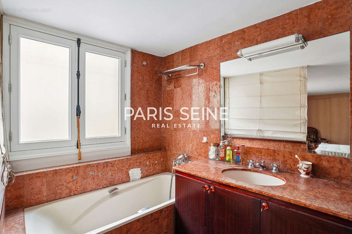 Appartement à PARIS-1E