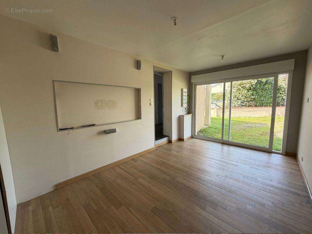   - Maison à DIEUPENTALE