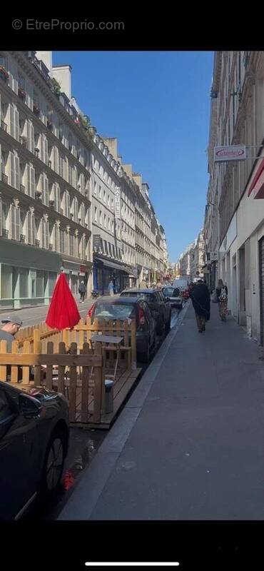 Commerce à PARIS-9E