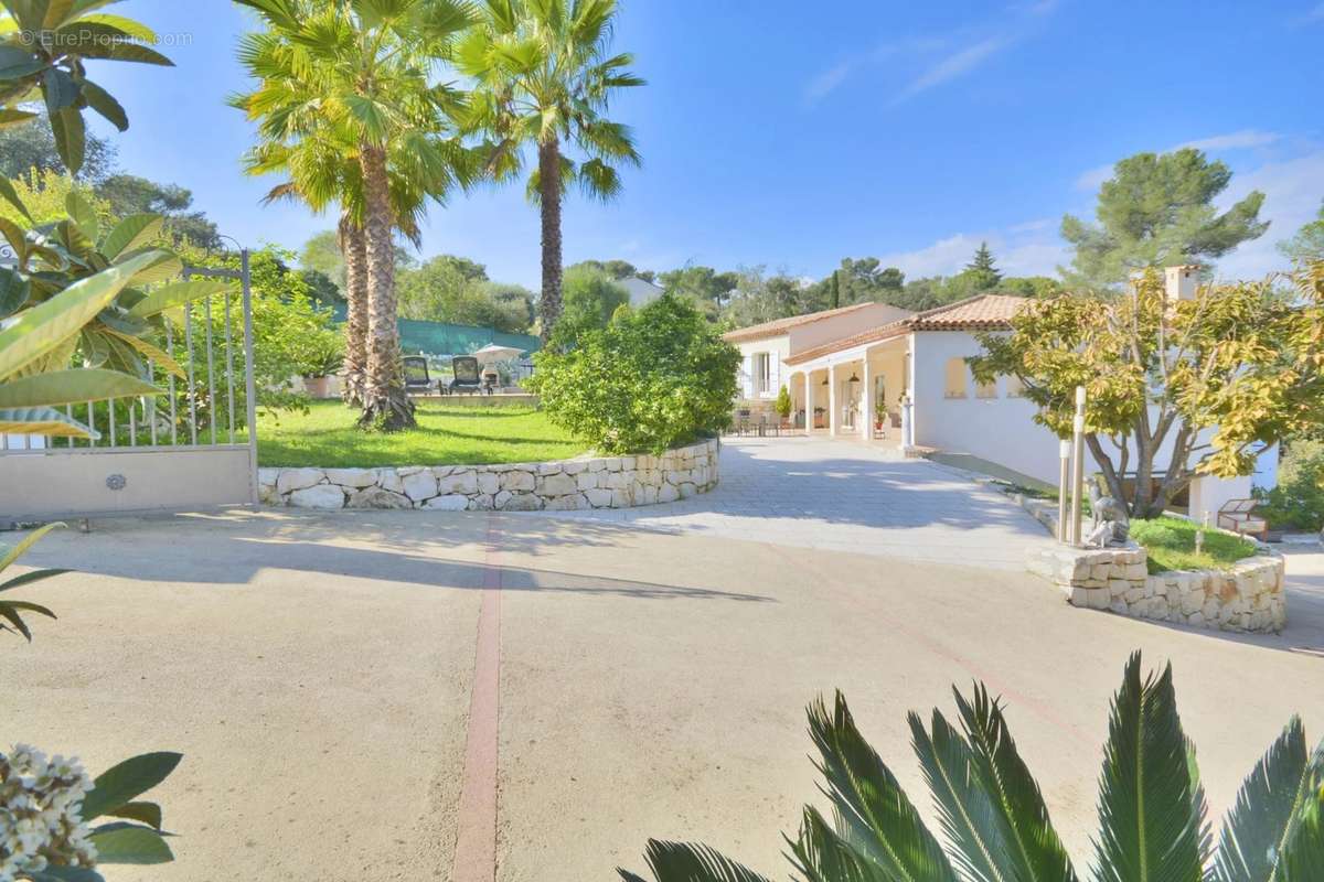 Maison à ROQUEFORT-LES-PINS