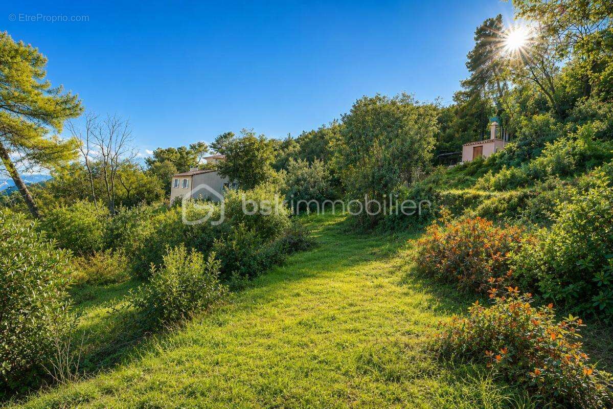 Terrain avec permis – 4 104 m² – vue dégagée – calme absolu - libre de constructeur - photo 5