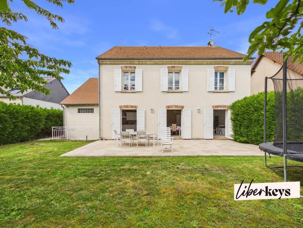 Maison à LES CLAYES-SOUS-BOIS