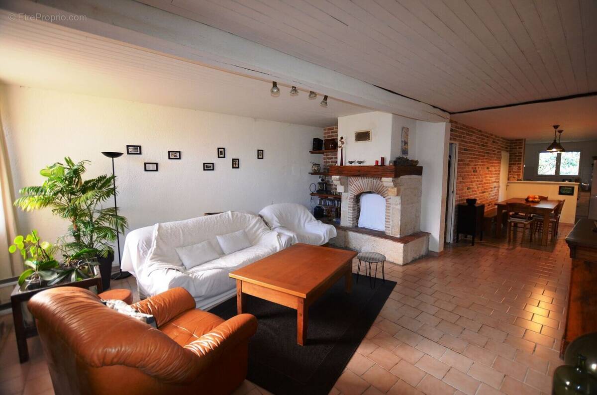 Salon 01 - Maison à ORDAN-LARROQUE