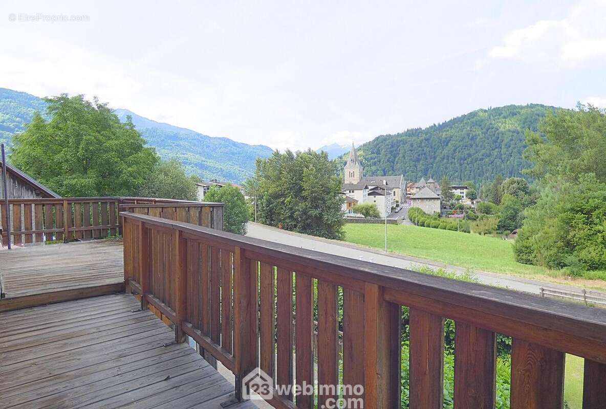 ... Qui ouvre sur la terrasse avec une vue agréable sur le bourg