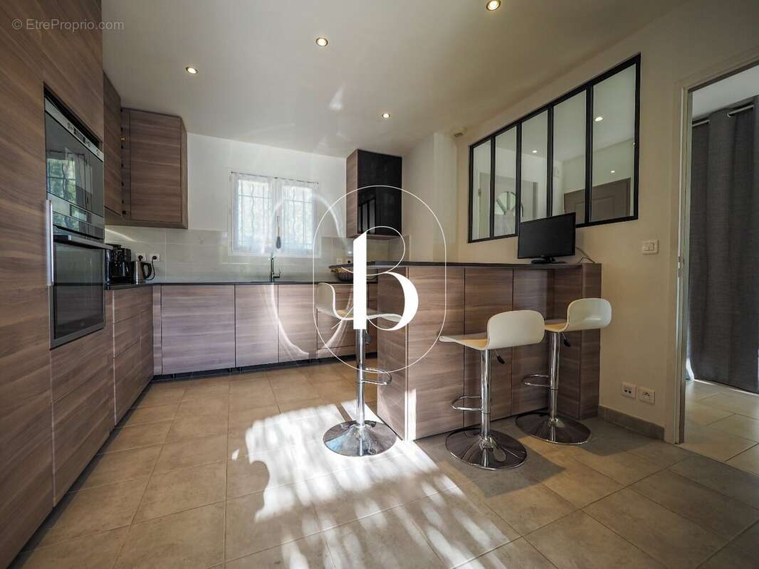 Maison à LA ROQUE-SUR-CEZE