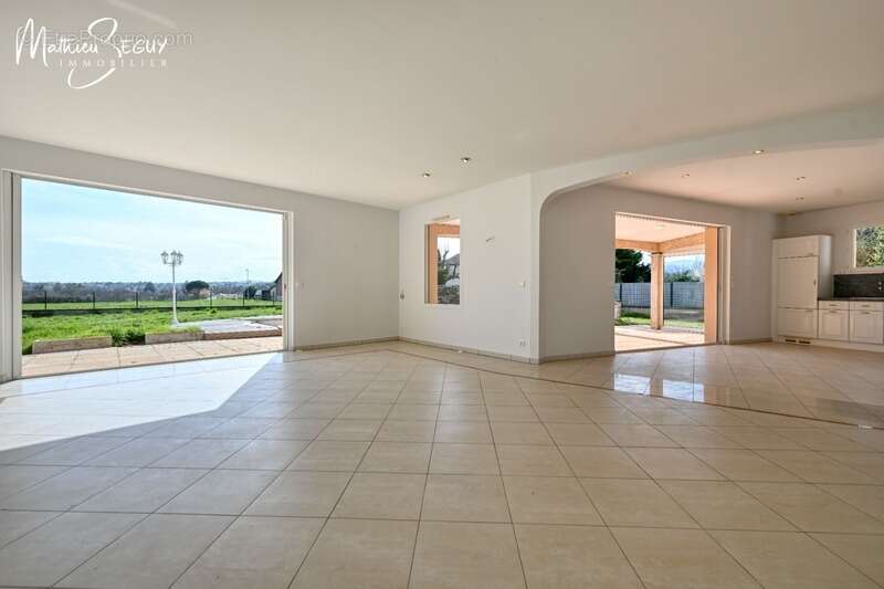 Maison à GREZIEU-LA-VARENNE