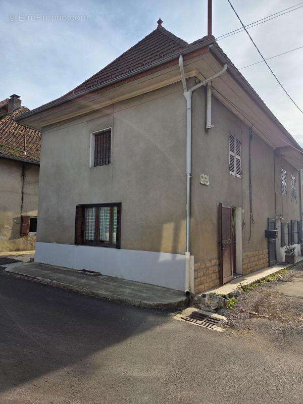 Maison à SAINT-CHRISTOPHE-SUR-GUIERS