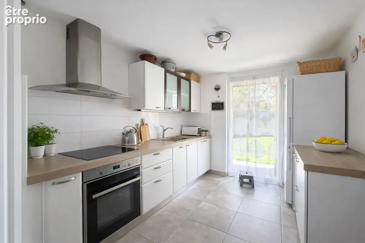 Villa 6 pièces de 132m2 avec jardin dans domaine fermé avec piscine au calme absolu. - photo 3
