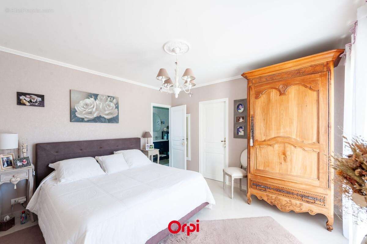 Elégante villa familiale avec piscine chauffée et garage triple - photo 13
