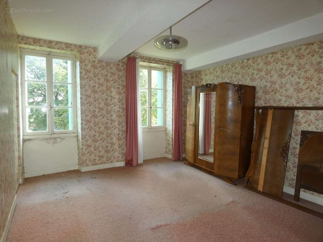 Maison à PEYRAT-LA-NONIERE