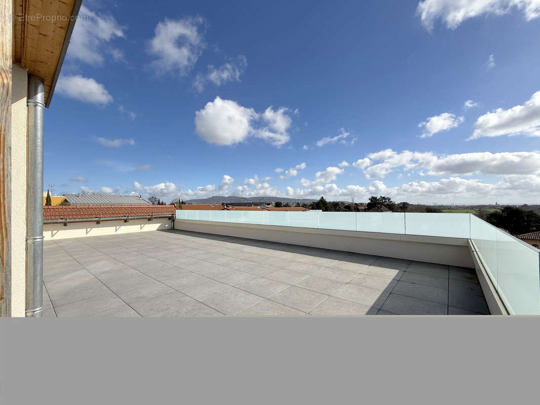 Appartement à LA TOUR-DE-SALVAGNY