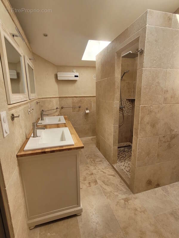 Très jolie maison en pierres de 110 m² habitables avec terrasse  - photo 12