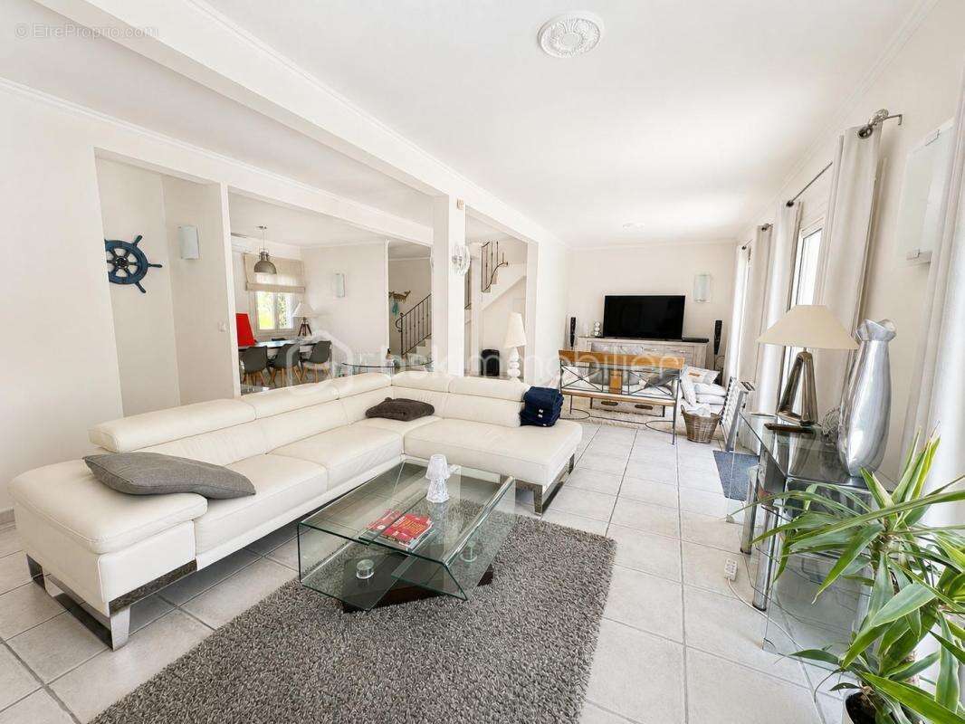 Valras-Plage – Superbe maison T6 de 190 m² avec piscine chauffée et garage sur terrain de 278 m2 - photo 6