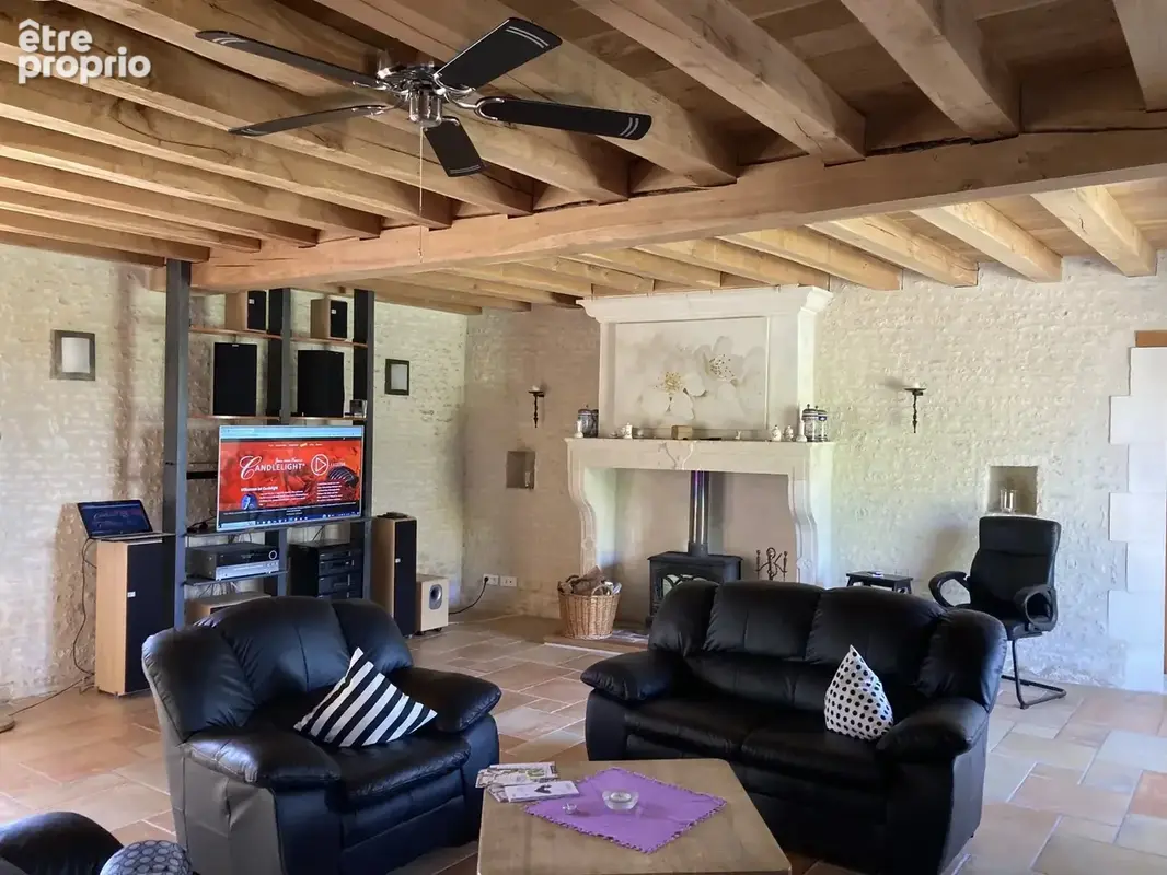 Jolie maison en pierre avec piscine au cœur du village - photo 3