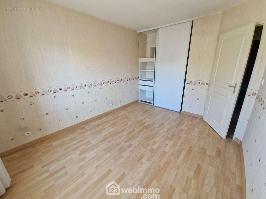 Les chambres d'environ 12 m² avec placards agencés... - Maison à LA ROCHE-SUR-YON