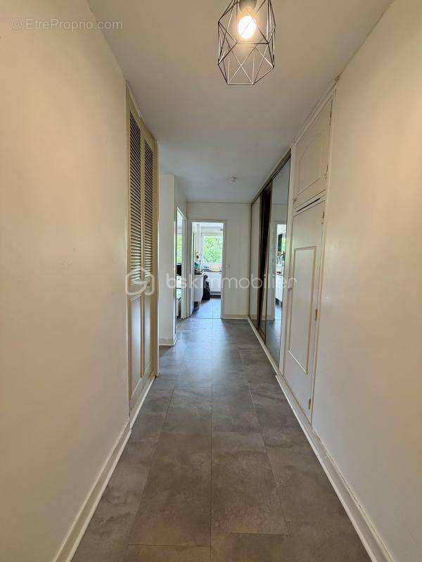 Appartement f3 71m2 avec balcon + cave + parking - photo 2