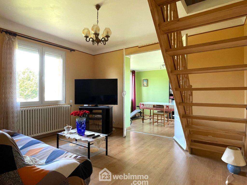 Attenant, le séjour ouvre sur, - Maison à CHATELLERAULT