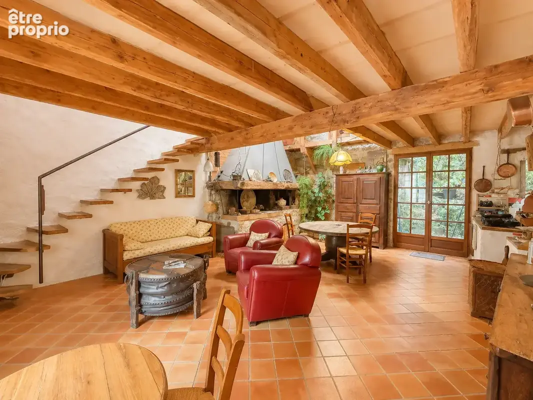 Maison de village en pierres avec annexes, jardin et cour intérieure à SAINT-PIERRE-DE-BOEUF - photo 6