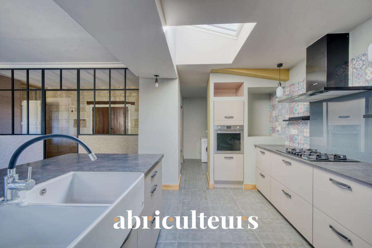 Maison de caractère de 242 m² en vente à Saintes (17100) - photo 5