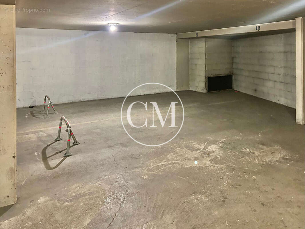 Parking à PARIS-17E