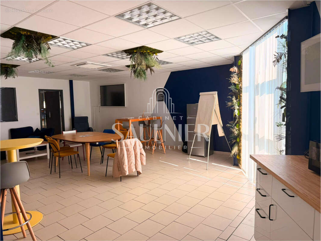 En sortie de Montrichard, A vendre locaux commerciaux et industriels. - photo 5