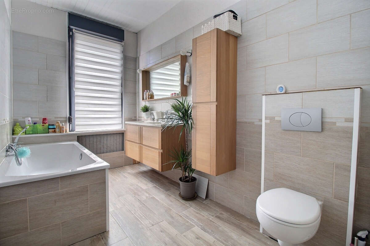 Maison familiale semi-plain-pied de 186m2 avec 5 chambres et 3 salle de bains. - photo 19