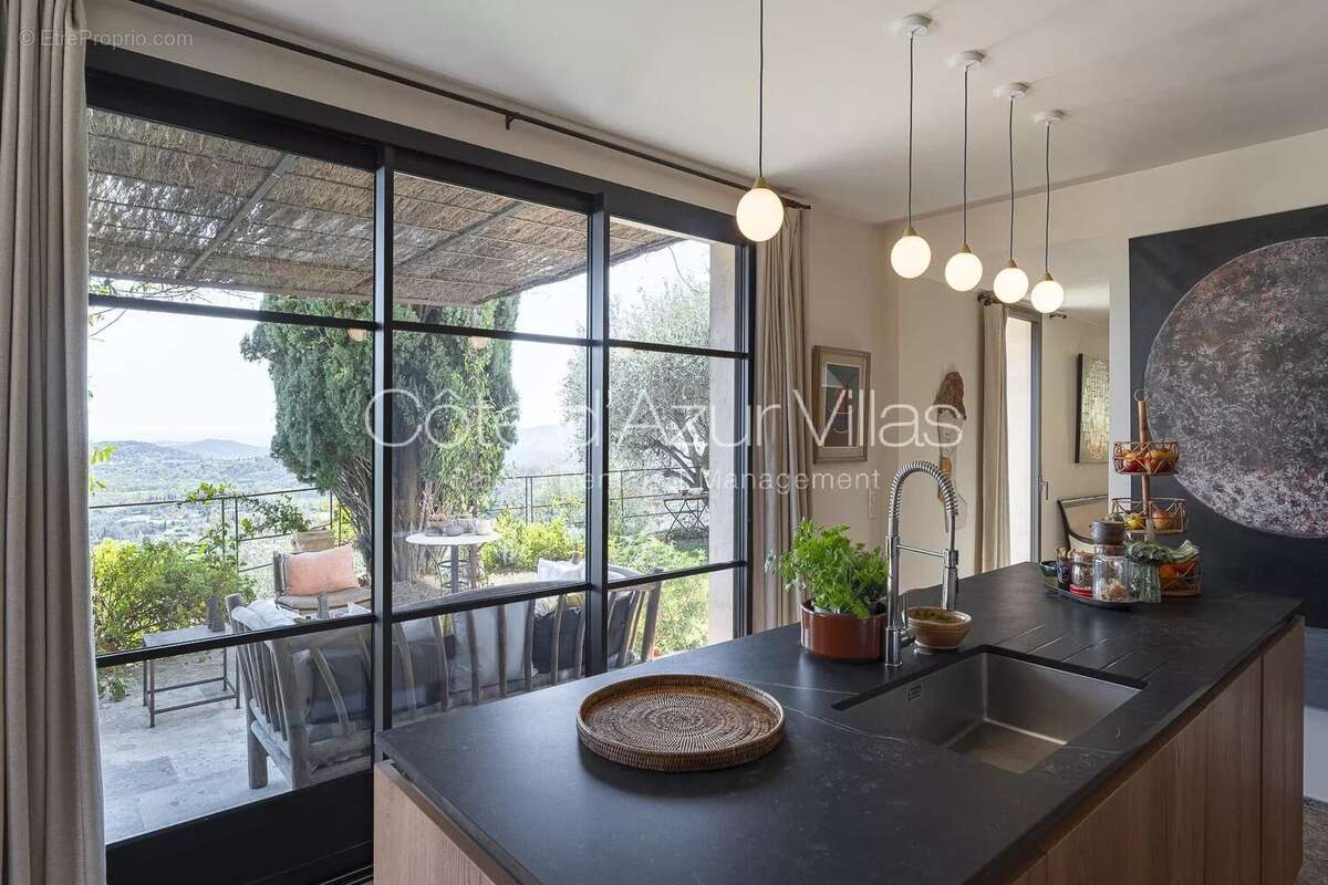 Maison à CHATEAUNEUF-GRASSE