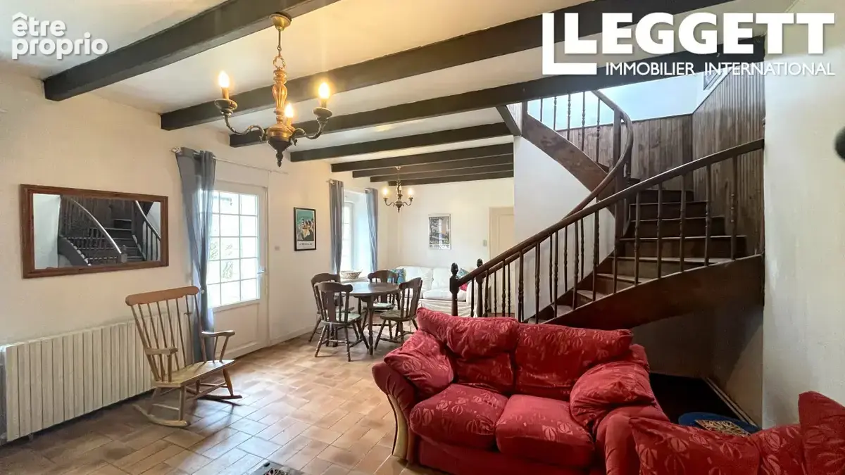 Charmante maison en pierre avec trois chambres, garage, bois et petit hangar. Sur un terrain de 3 380 m² - photo 4