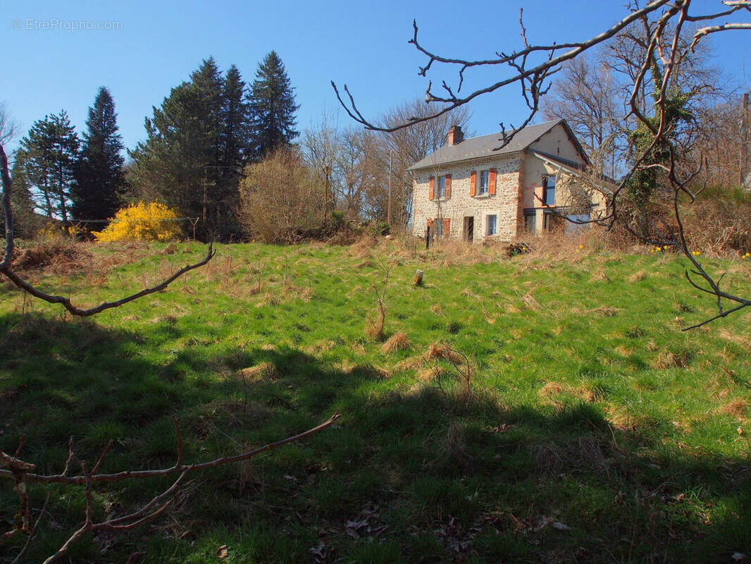 Maison à SAINT-ORADOUX-DE-CHIROUZE