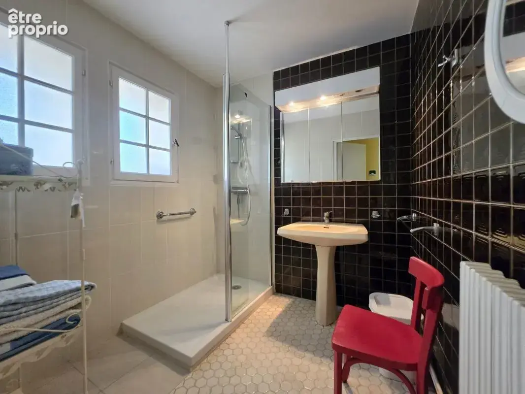 Maison en pierre de caractère à Lamothe-Landerron 214 m², piscine et fort potentiel professionnel - photo 9