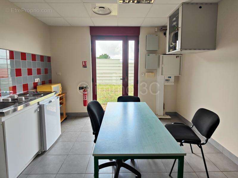 Commerce à SAUZE-VAUSSAIS