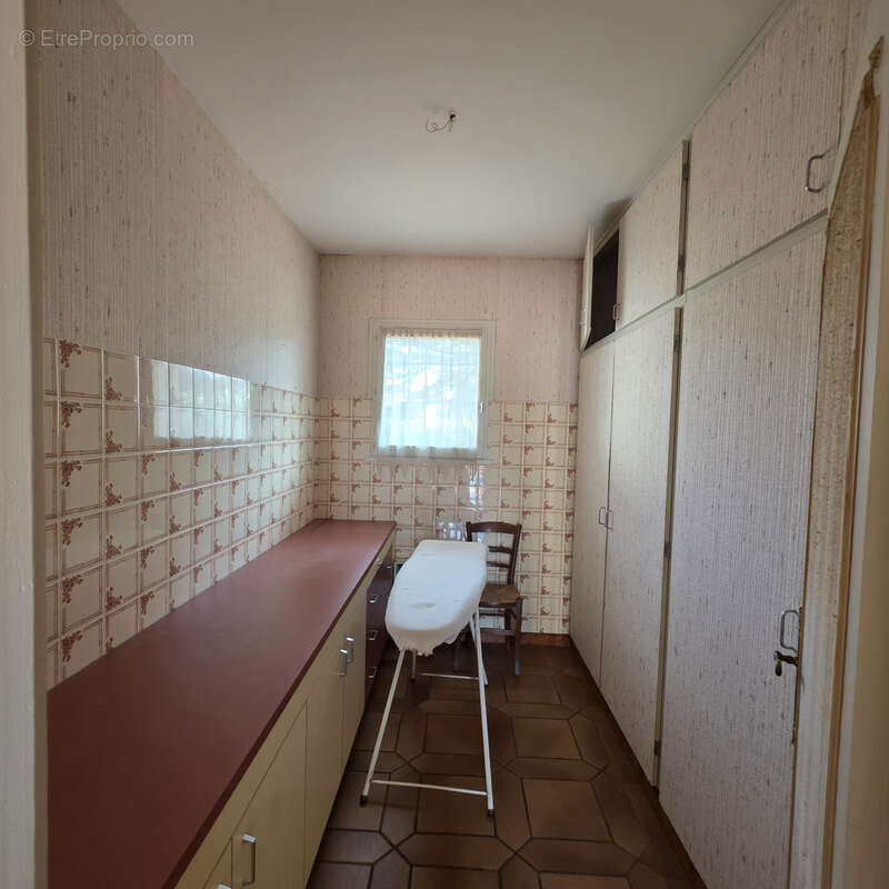 Maison familiale avec dépendances, terrain clos de 2 965 m2 et fort potentiel professionnel - photo 8