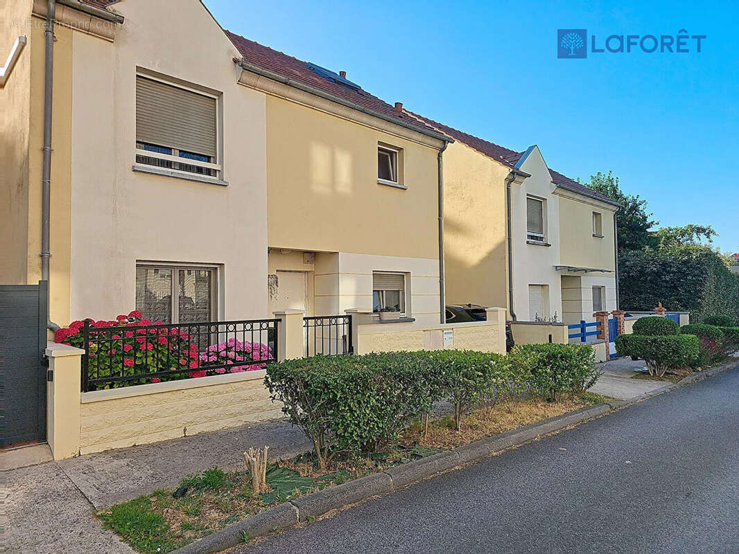 Maison à SAINT-THIBAULT-DES-VIGNES