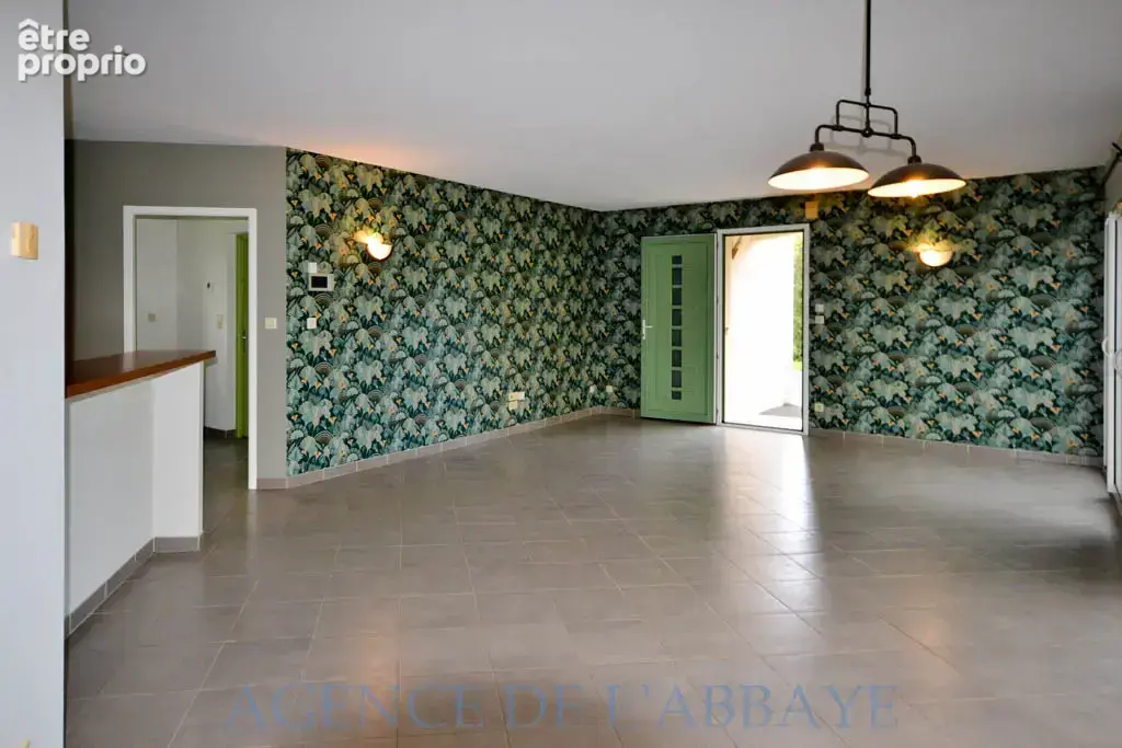 Varzay pavillon récent plain pied  2 ch veranda terrain garage - photo 3