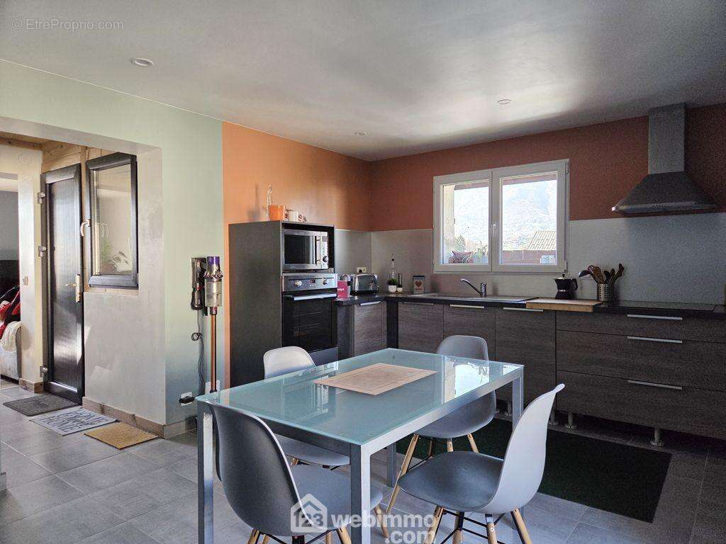 d'une cuisine spacieuse de 18m², - Appartement à ALBERTVILLE