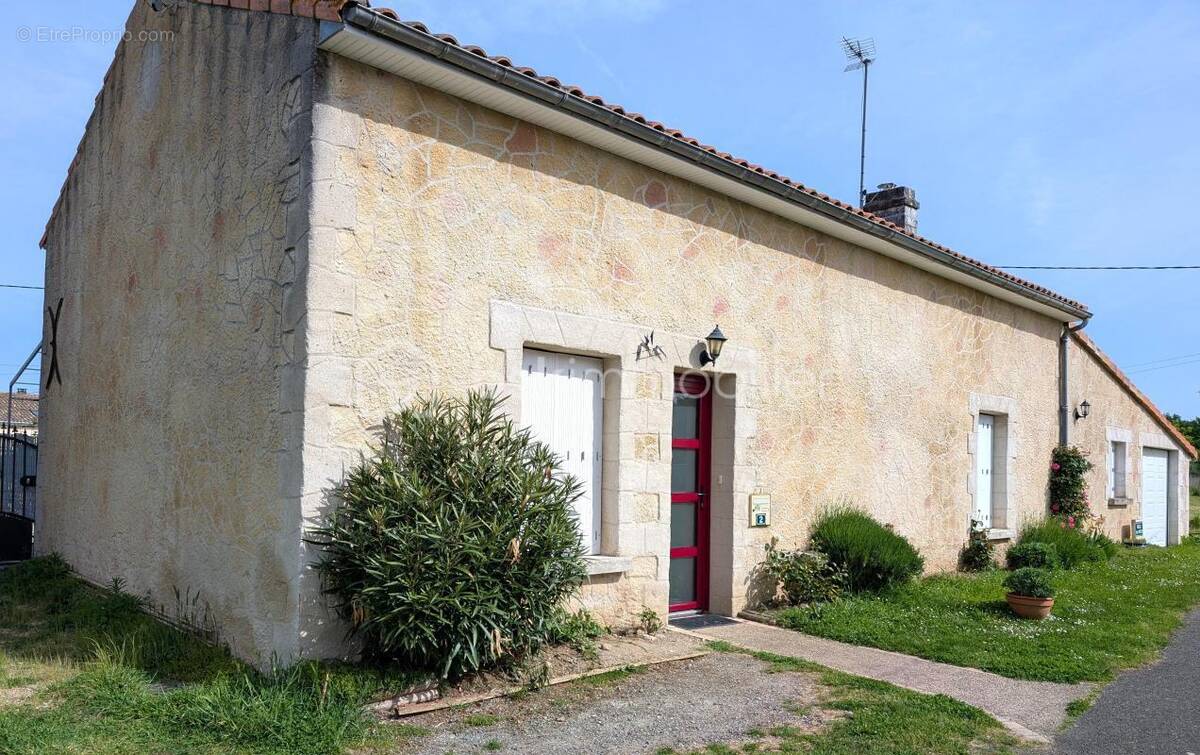 Maison à SAINT-GENEST-D'AMBIERE