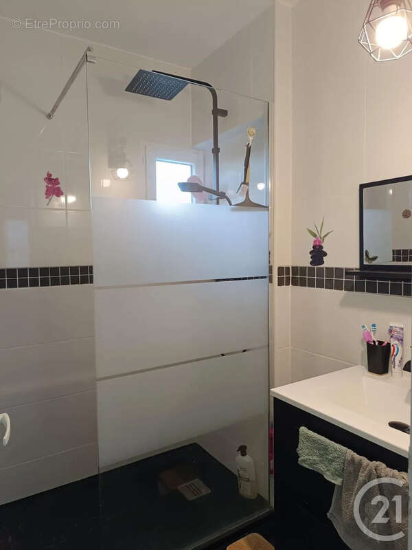 Maison à SAINT-MEDARD-DE-GUIZIERES