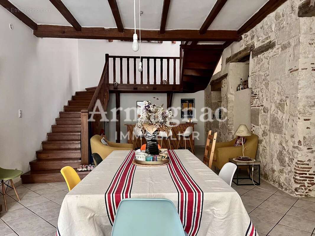 Maison à VIC-FEZENSAC