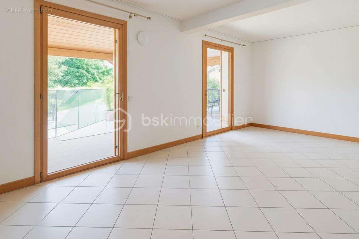  COUP DE CŒUR – Maison familiale avec piscine sur un parc de 3 600 m²- Double garage - Â SAINT SEURIN SUR L'ISLE - photo 7