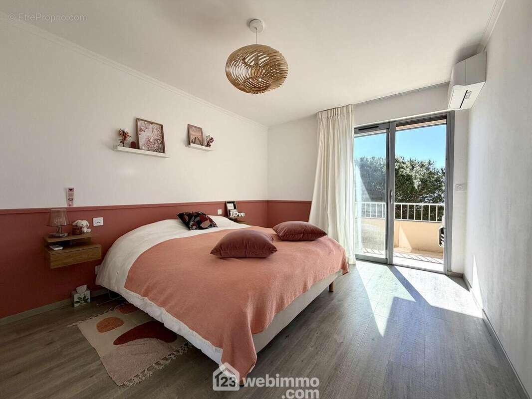 Chambre de 14 m2 avec placard mural et climatisation - Appartement à VILLE-DI-PIETRABUGNO