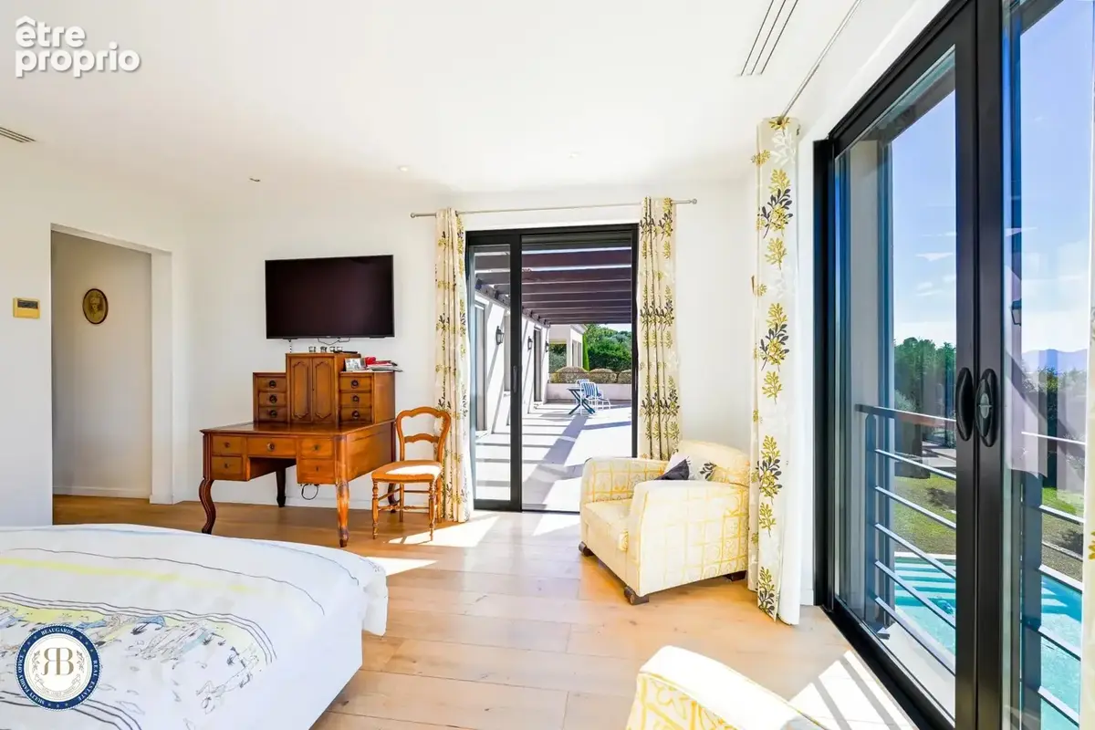 À vendre — villa contemporaine à mougins — secteur recherché — calme —	4 chambres / avec appartement indépendant - photo 9
