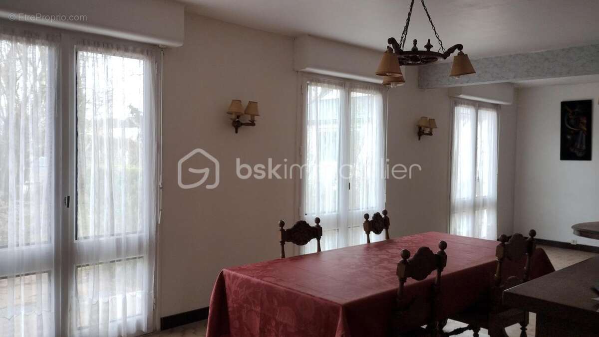 Maison à NAZELLES-NEGRON