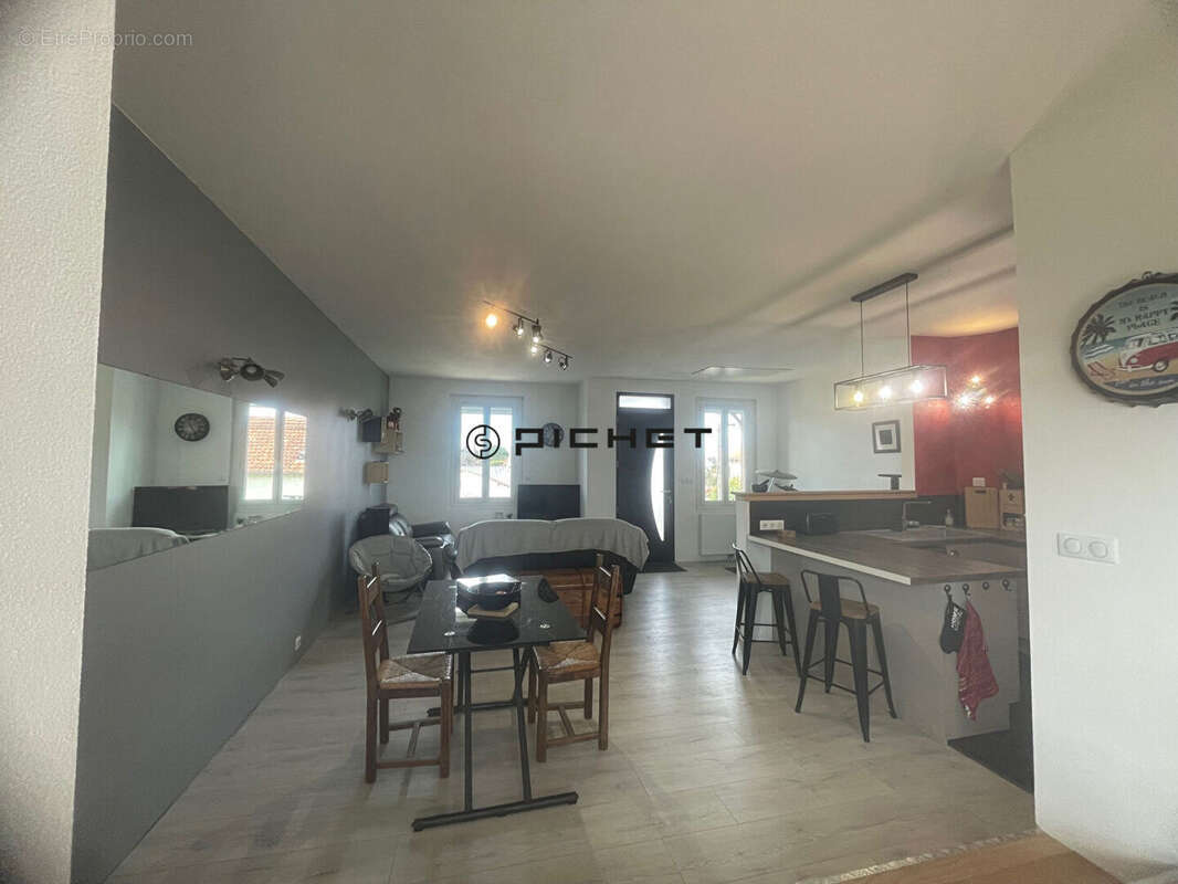 Maison à RUELLE-SUR-TOUVRE